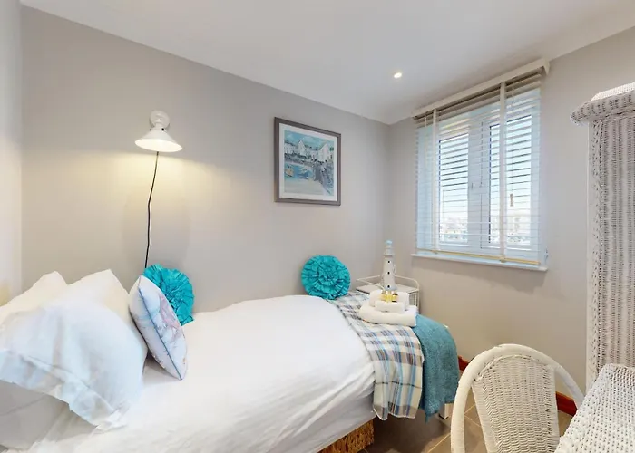 Swansea Marina Apartment - Water View - Sleeps 5