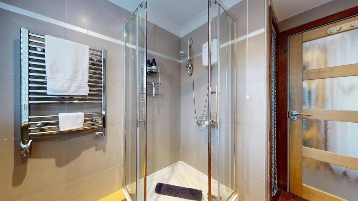 Marina - Water View - Sleeps 5 Apartment Swansea