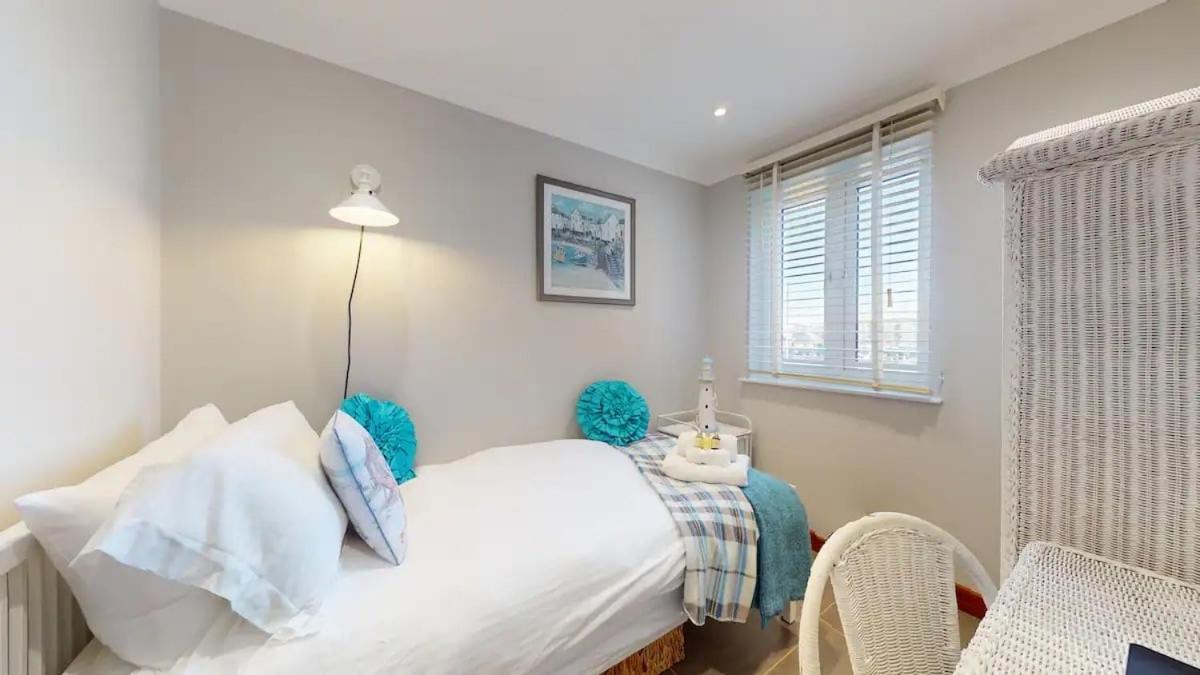 Marina - Water View - Sleeps 5 * Swansea