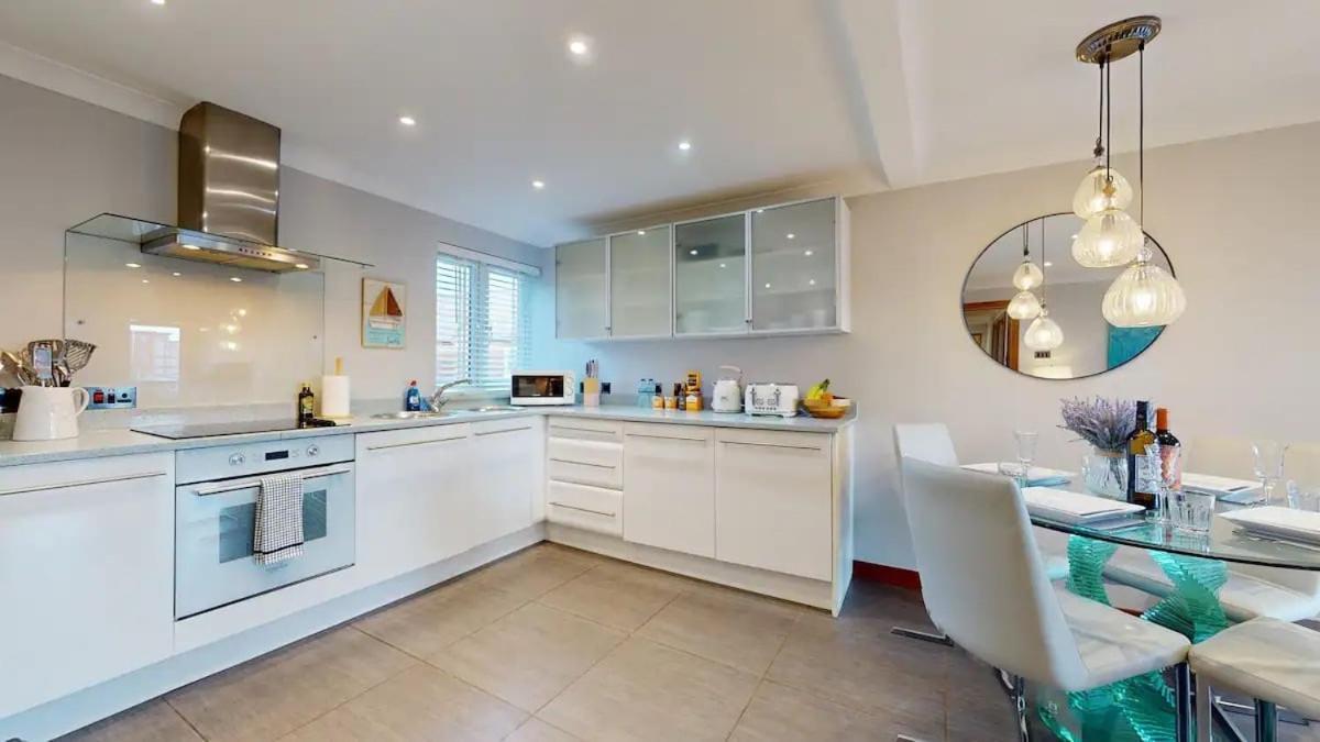 Marina - Water View - Sleeps 5 * Swansea